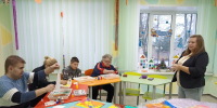 Волшебство красок и песка: как прошел день в отделении социальной реабилитации инвалидов - Центр соцобслуживания населения