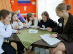 «Мост поколений»: школьники и серебряные волонтеры встретились в интеллектуальной игре